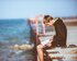 Ein Junge liest sitzend allein an einer Küste | © Ben White/unsplash