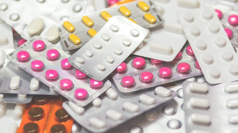 Viele verschiedene Tablettenpackungen liegen verstreut auf einer Fläche.  | © pixabay