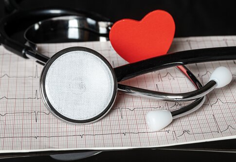 Stethoskop mit Herz und EKG | © pixabay