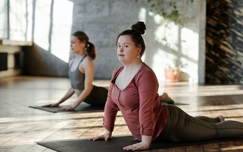 Eine junge Frau mit dem Down-Syndrom macht Yoga. | © Cliff Booth/pexels