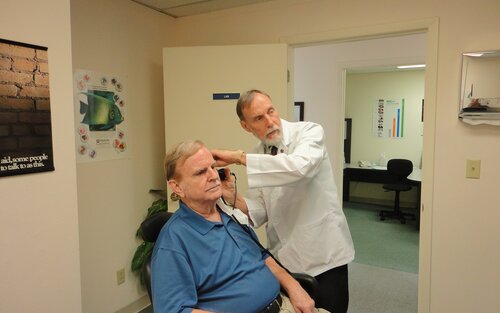 Ein HNO-Arzt untersucht einen Patienten am Ohr | © pixabay