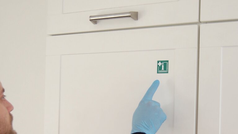 Eine Kühlschranktür von außen, auf der ein Aufkleber der Notfalldose zu sehen ist | © acavi GmbH