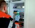 Eine Rettungskraft, die eine Notfalldose in einem Kühlschrank findet | © acavi GmbH