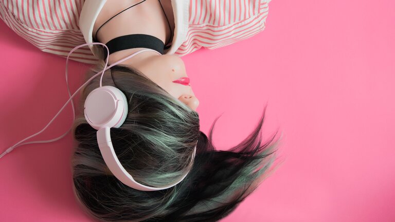 Junge Frau hört Musik mit Kopfhörern | © pixabay