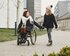 Eine Mutter im Rollstuhl geht mit ihrer Tochter spazieren | © pexels