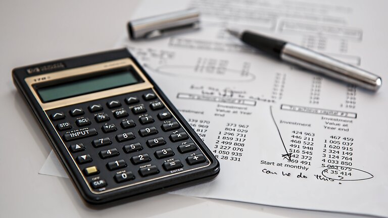 Ein Taschenrechner auf einem Papier mit einer Berechnung, offener Stift im Hintergrund | © Pixabay