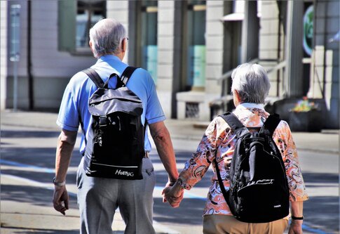Ein älteres Pärchen geht Hand in Hand eine Straße entlang, Ansicht von hinten | © pixabay