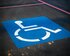 Zeichen eines Behindertenparkplatzes auf dem Boden | © unsplash