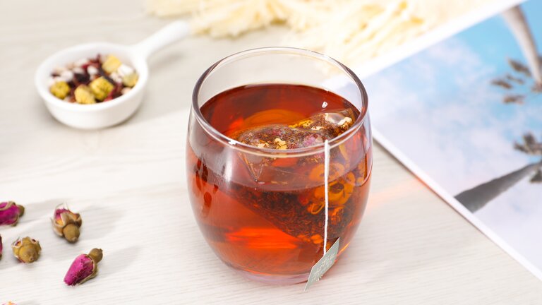 Eine Tee mit einem Teebeutel im Wasser | © unsplash