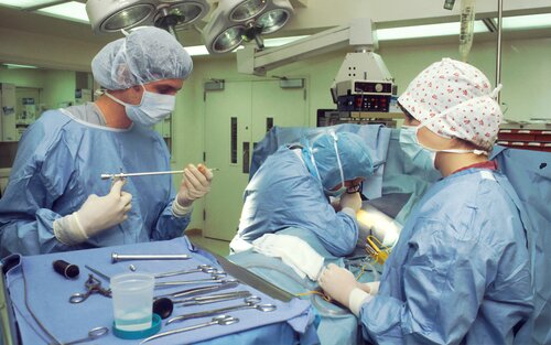 Ärzte und Ärztinnen bei der Operation | © unsplash