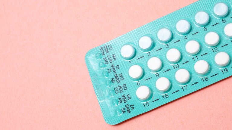 Eine hellblaue Pillenpackung vor rosa Hintergrund. | © Reproductive Health Supplies Coalition/unsplash