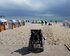 Leerer Rollstuhl an Strandpromenade