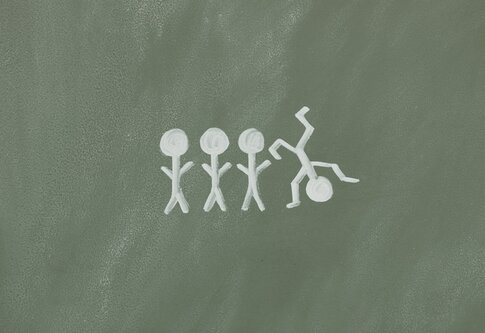 Zeichnung von vier Strichmännchen. Drei Personen stehen aufrecht und eine steht auf dem Kopf. | © pexels