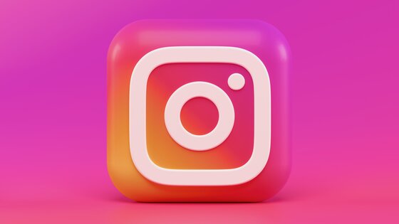 3D Symbol des Instagram Logos mit pink-lila Verlauf im Hintergrund | © Alexander Shatov/unsplash