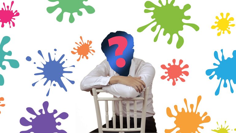 Ein Mann sitzt falsch herum auf einem Stuhl. Statt dem Gesicht ist ein großes Fragezeichen zu sehen. Um ihn herum weißer Hintergrund mit bunten Farbklecksen. | © Pixabay