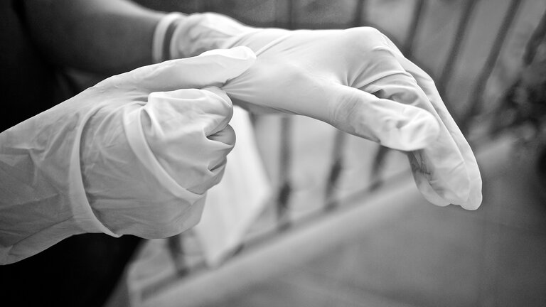 weiße Latexhandschuhe im medizinschen Kontext | © pixabay
