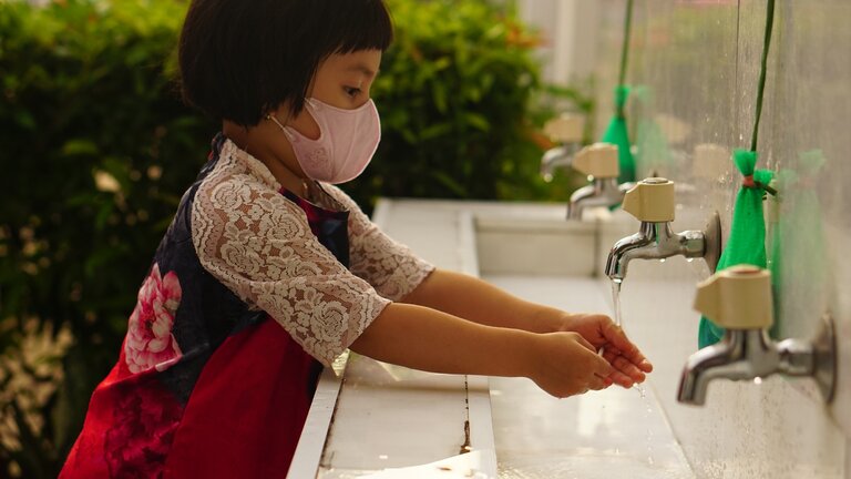 Hände waschendes Kind mit Maske | © pixabay