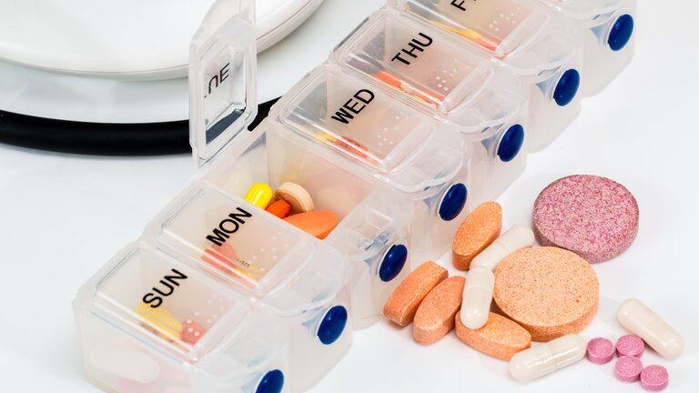 Medikamente unterteilt in Tagesdosen | © Steve Buissinne/pixabay