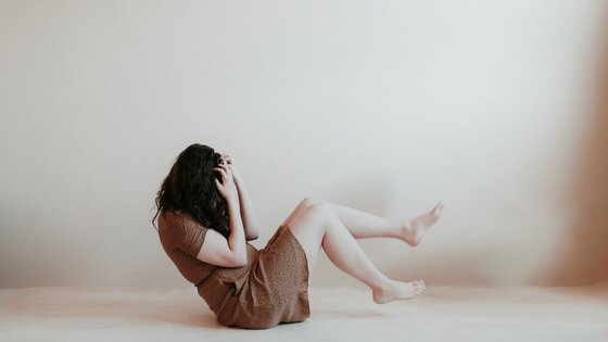 Eine Frau in einem weißen Raum leidet unter Angstzuständen | © Priscilla du Preez/unsplash