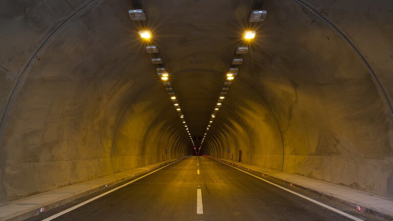 Ein grauer, enger und leerer Tunnel, der leicht beleuchtet wird.  | © Engin Akyurt/pixabay