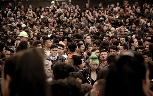 Eine große Menschenmenge verschiedenster Personen, die dicht aneinander gedrängt stehen. | © Andrés Goméz/unsplash