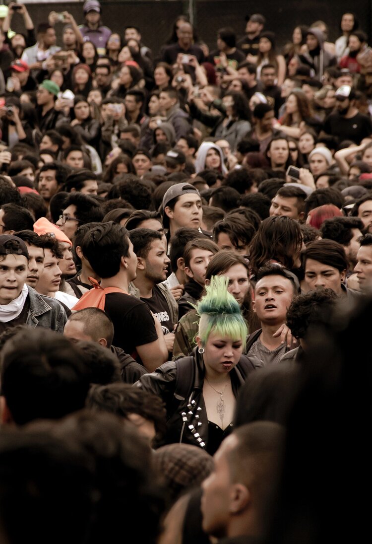 Eine große Menschenmenge, die dicht aneinander gedrängt stehen. | © Andrés Goméz/unsplash