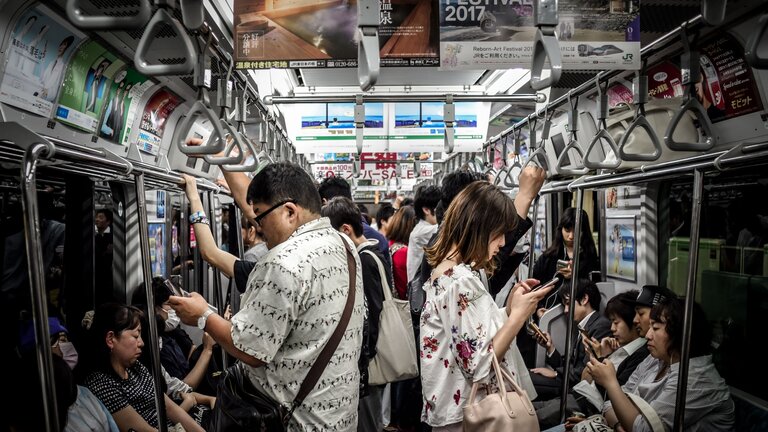 Menschen stehen dicht gedrängt in einer U-Bahn | © Hugh Han/unsplash