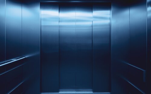 Ein Aufzug von innen, mit geschlossener Tür. | © Bruno Kelzer/unsplash