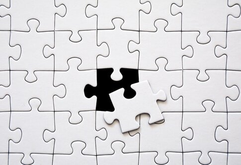 Weißes Puzzle, ein Teil ist herausgenommen | © Pixabay