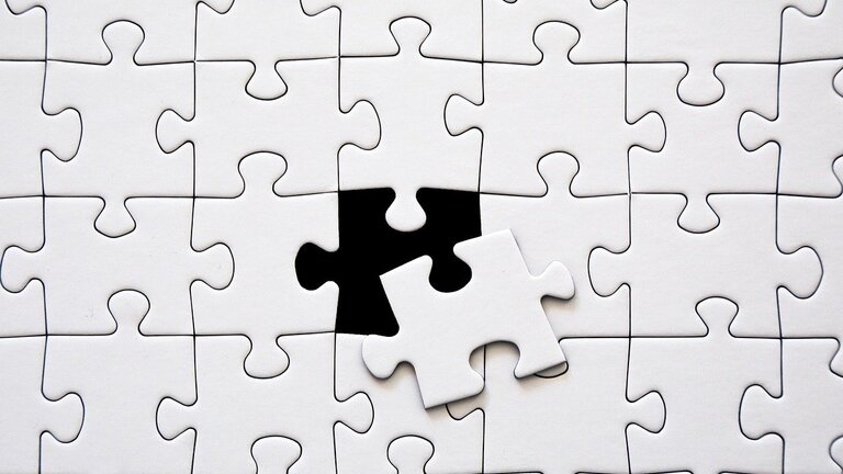 Weißes Puzzle, ein Teil ist herausgenommen | © Pixabay