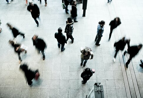 Gehende Menschen in einem Bahnhofsgebäude | © Timon Studler/unsplash