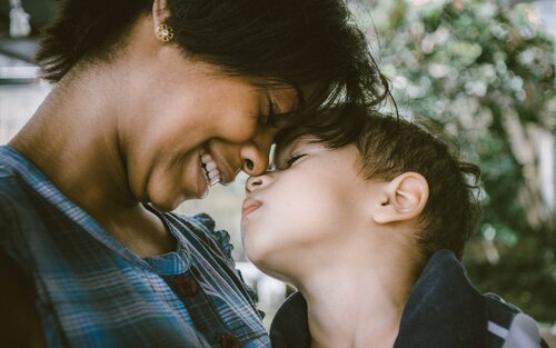 Lachende Mutter und Ihr Sohn | © Bruno Nascimento/unsplash