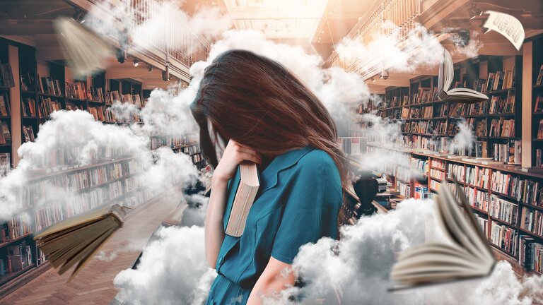 Eine Frau steht mit gesenktem Blick in einer Bibliothek. Bücher fliegen um sie herum. | © pixaby