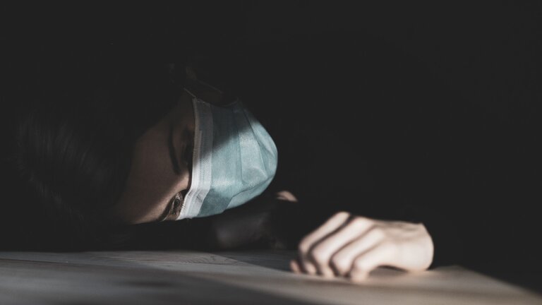 Frau mit Mundschutz, die erschöpft aussieht | © pixabay