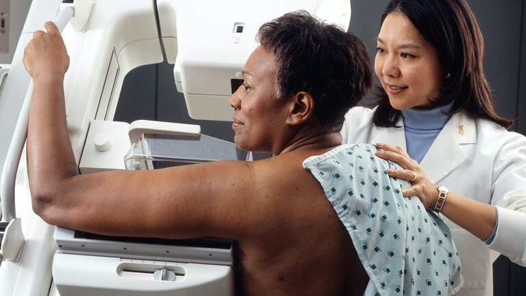 Frau, bei der eine Mammographie durchgeführt wird | © pixabay