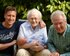Vier Personen (Großvater, Sohn, Enkel und Urenkel) sitzen lächelnd zusammen | © pixabay