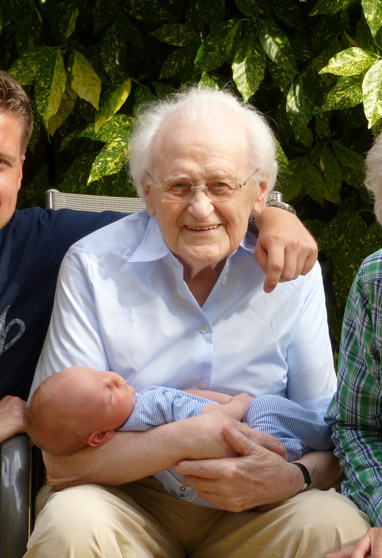 Vier Personen (Großvater, Sohn, Enkel und Urenkel) sitzen lächelnd zusammen | © pixabay