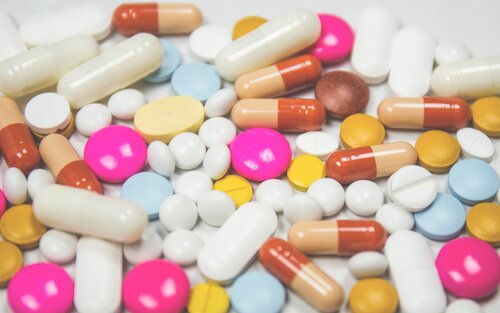 Pillen und Kapseln in verschiedenen Formen, Größen und Farben liegen zerstreut auf einer Fläche. | © unsplash
