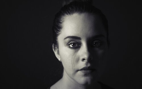 schwarz-weiße Nahaufnahme einer Frau der Tränen herunterlaufen | © Pixabay