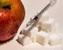 Apfel mit Zuckerwürfeln und Insulinspritze | © pixabay