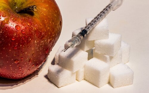 Apfel mit Zuckerwürfeln und Insulinspritze | © pixabay