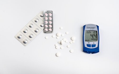 Tablettenblister, lose Tabletten und ein Blutzuckermessgerät | © pixabay
