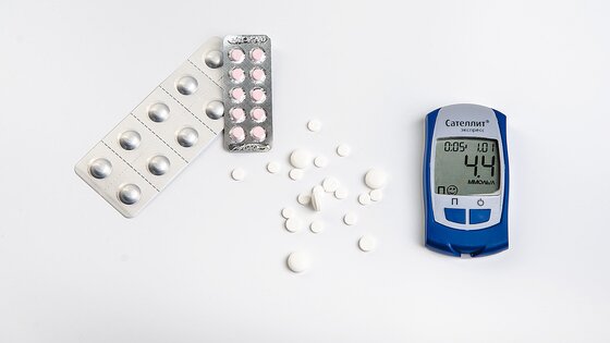 Tablettenblister, lose Tabletten und ein Blutzuckermessgerät | © pixabay