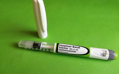 Weißer und geöffneter Insulinpen auf einer grünen Oberfläche. | © pixabay