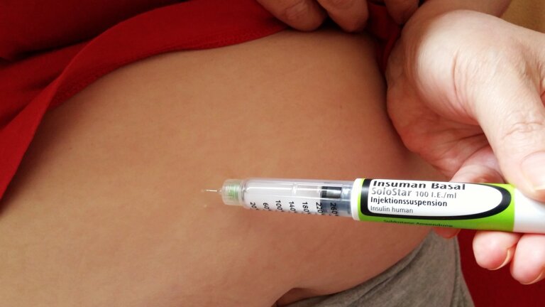Hand hält einen Isulinpen und injiziert sich Insulin in das Bauchfett. | © pixabay