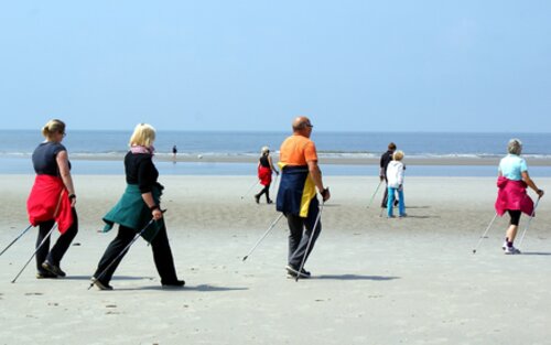 Personen beim Nordic Walking am Strand | © pixabay