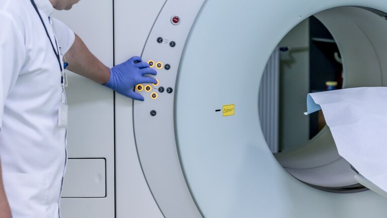 Das Bild zeigt ein MRT-Gerät, welches von einem Arzt bedient wird.  | © pixabay