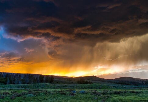 Blitz mit Sonnenuntergang und Landschaft | © pixabay