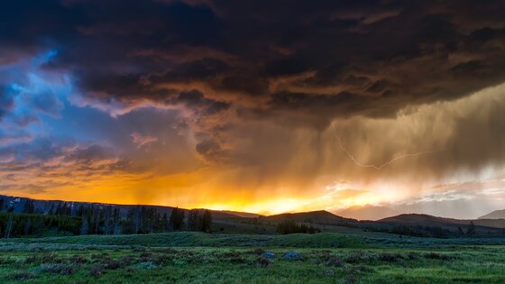 Blitz mit Sonnenuntergang und Landschaft | © pixabay