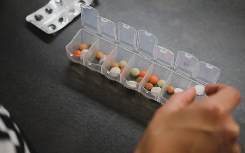 Verschiedene Tabletten sind sortiert in einer Tablettenbox für sieben Tage. | © Laurynas Mereckas/unsplash